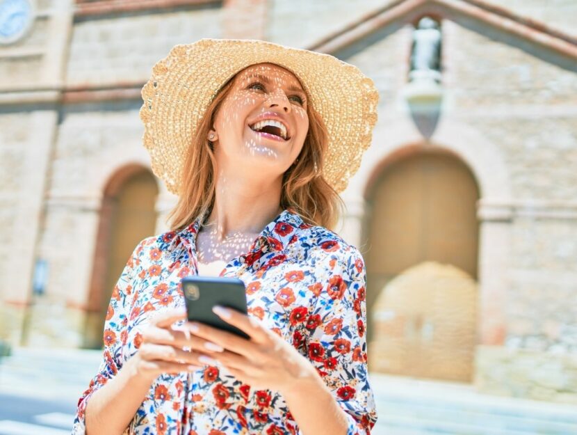 Donna felice con smartphone in mano