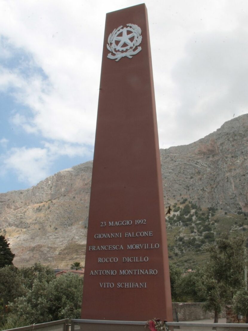 La stele di Falcone a Capaci