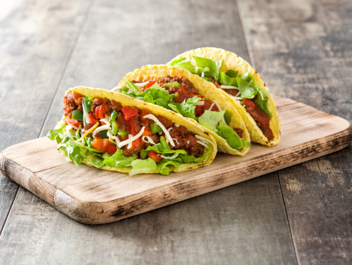 Tacos con carne e formaggio per un menu messicano