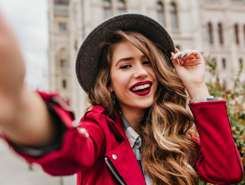 ragazza sorridente con cappello