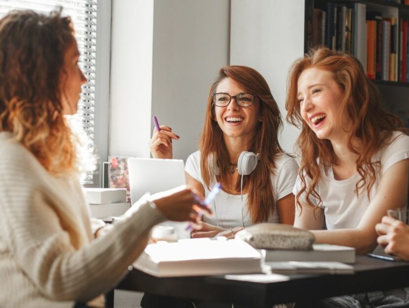 ragazze sorridenti al lavoro