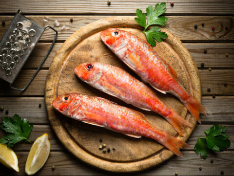 Triglie di scoglio al vino bianco: ricetta leggera e gustosa