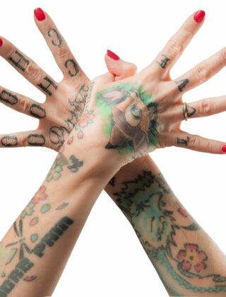 Lo yoga anti tristezza si fa con le mani