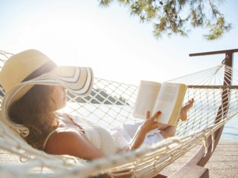 ragazza che dorme in spiaggia