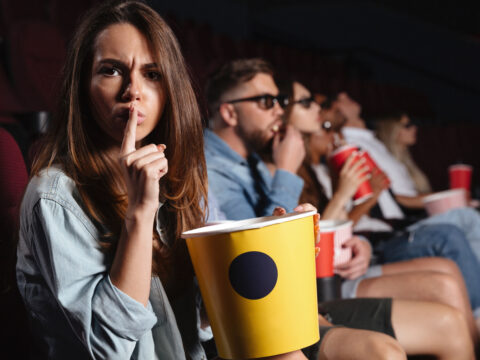Galateo al cinema: come essere impeccabili anche in sala, guardando un film