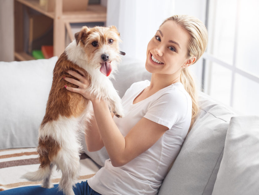 Ragazze felice con il suo cane