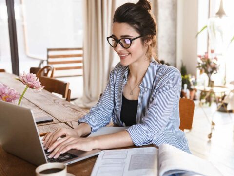 Che cos'è un ambiente di lavoro ibrido e come può aiutarti a migliorare