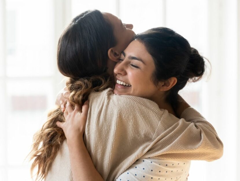 donne, amiche che si abbracciano, relazioni d'amore tossiche