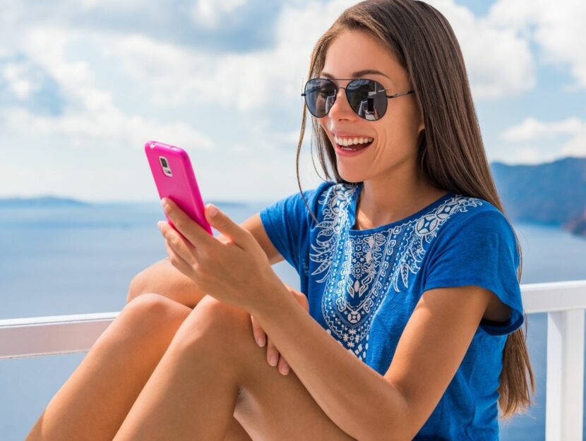 ragazza che guarda lo smartphone