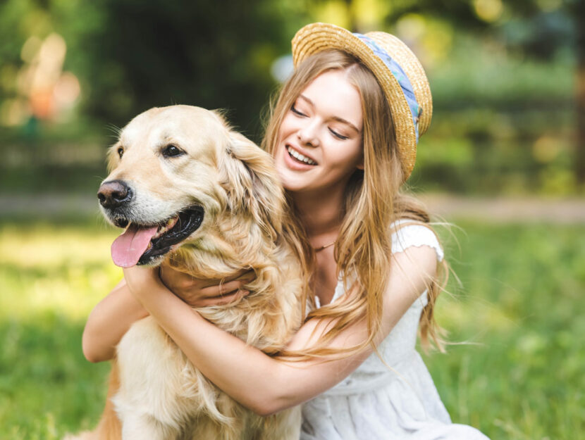 Donna al parco con il cane