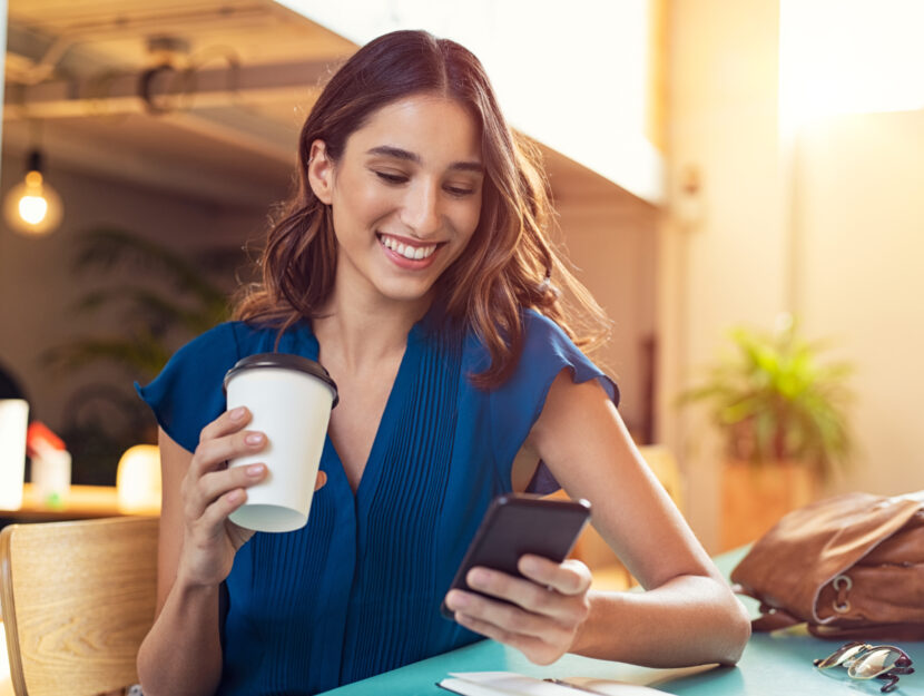 Ragazza rispetta regole della netiquette