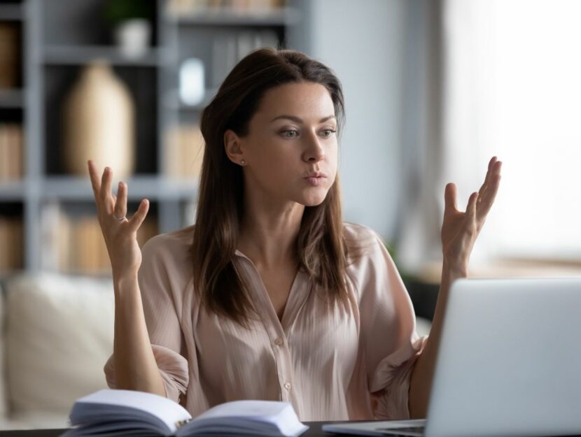 donna arrabbiata al computer, colleghi di lavoro difficili