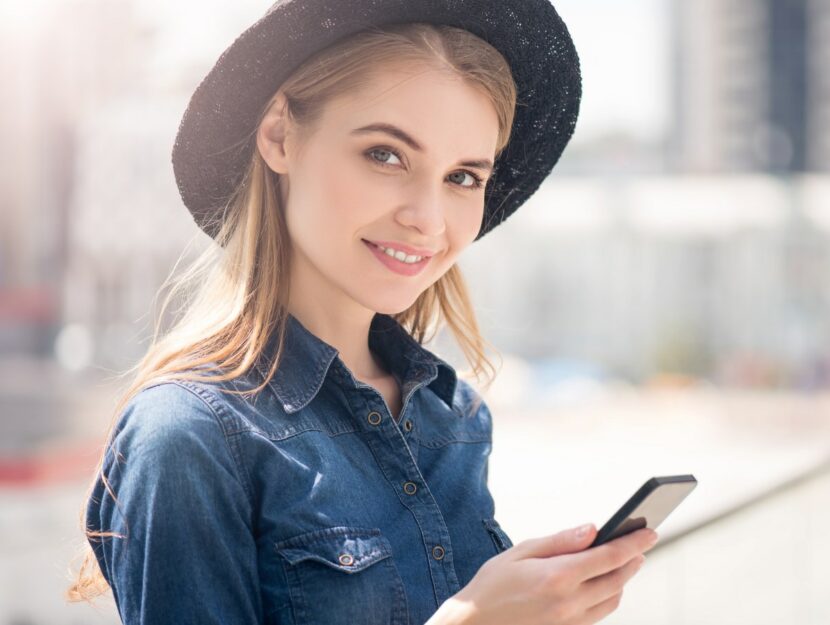 ragazza bionda con cappello