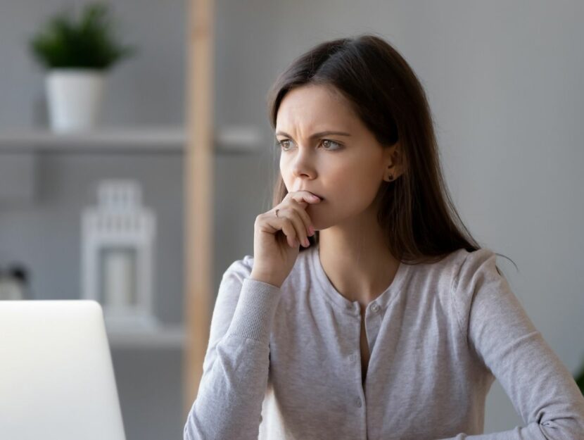 crisi sul lavoro, donna che pensa, pc