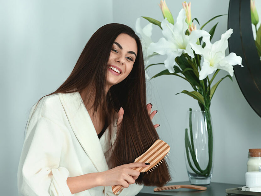 Donna si spazzola i capelli lunghi