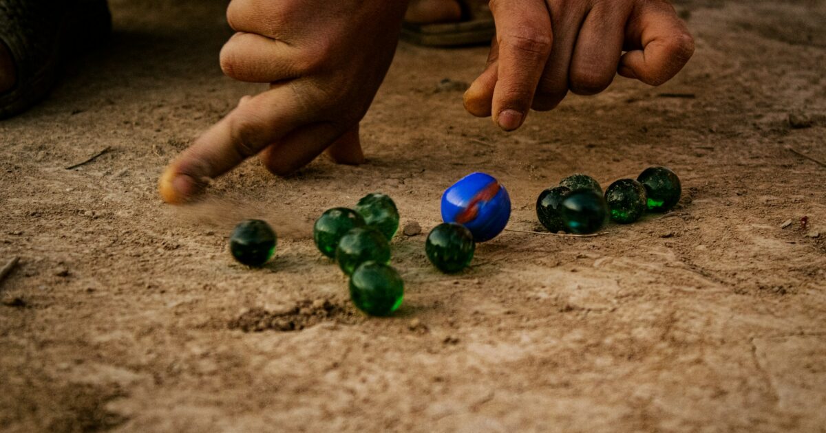 Bino Europe 82067 – Pista Per Biglie Da Costruire 66 Pezzi – Gioco Creativo Per Bambini Che Sviluppa Manualità E Immaginazione
