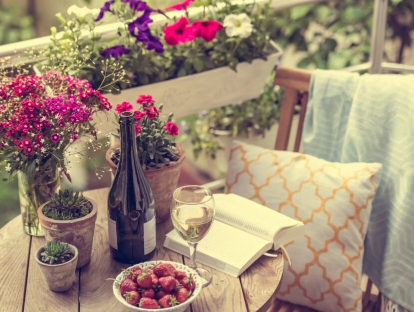 Balcone con piante e fiori