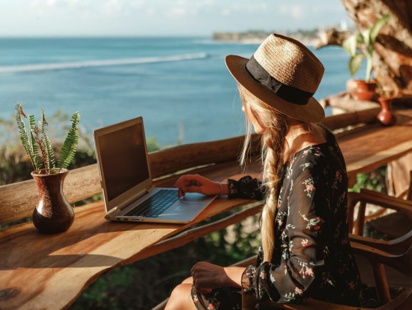 prepararsi alle ferie, ragazza al laptop, paesaggio di mare