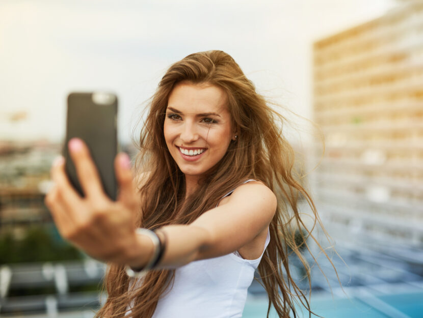 Ragazza si scatta un selfie