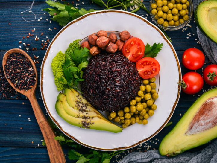 Idee per un'insalata di riso alternativa con riso venere