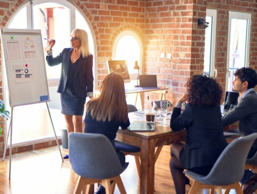 scegliere le parole giuste, donna in un meeting di lavoro,