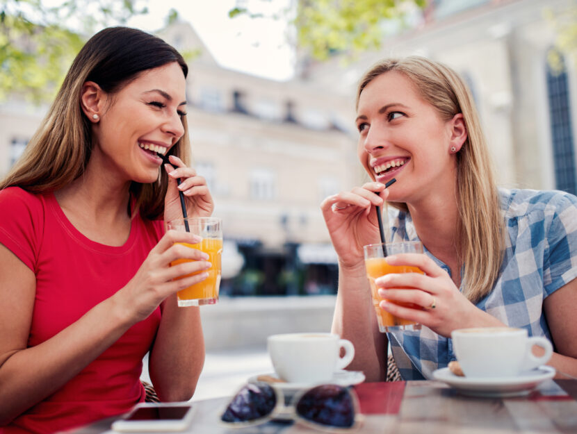 Amiche che si trasmettono positività e gioia