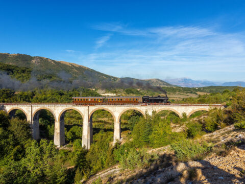 In treno, con tutta l’Italia che scorre davanti agli occhi