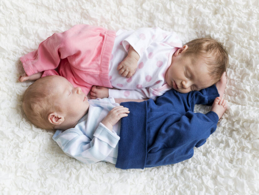 Bambini neonati gemelli dormono