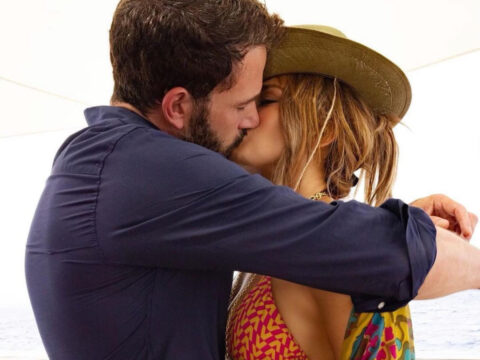 Jennifer Lopez e Ben Affleck: un bacio ad effetto (nostalgia)