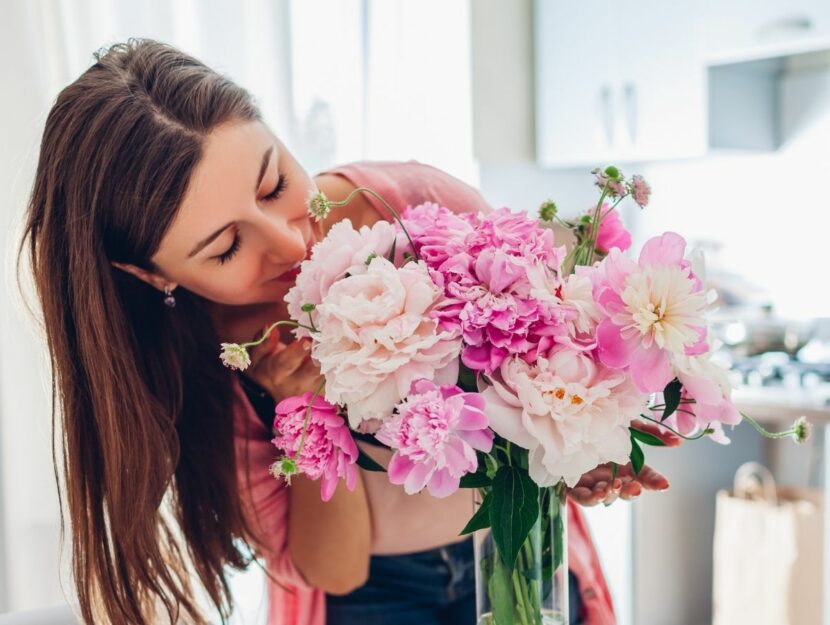 donna con mazzo di fiori