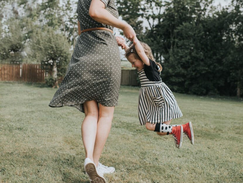 Madre e figlia estate prato