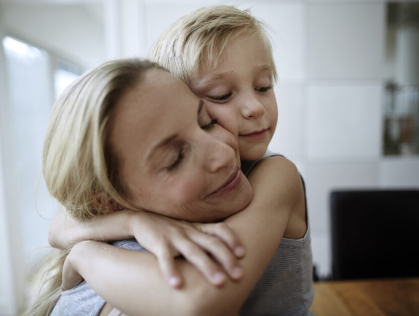 Madre figlio abbraccio