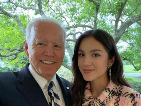 Joe Biden chiama Olivia Rodrigo per spingere i giovani a vaccinarsi