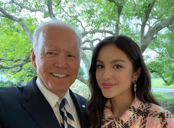 Il presidente degli Stati Uniti Joe Biden e la cantautrice Olivia Rodrigo