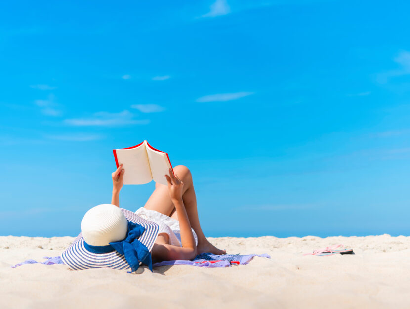 Ragazza legge libro mare spiaggia