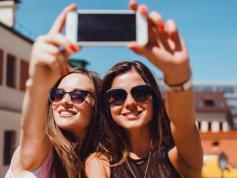 Amiche fanno selfie per Instagram