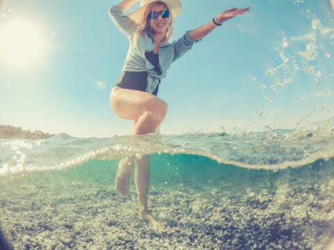 Il wave walking è lo sport dell’estate: a passo di marcia nell’acqua