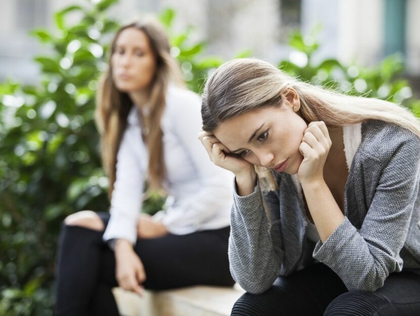 amiche che discutono, amica triste, amica che sta commettendo un errore