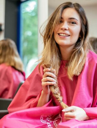 Tumore al seno, un progetto regala capelli veri alle donne in difficoltà