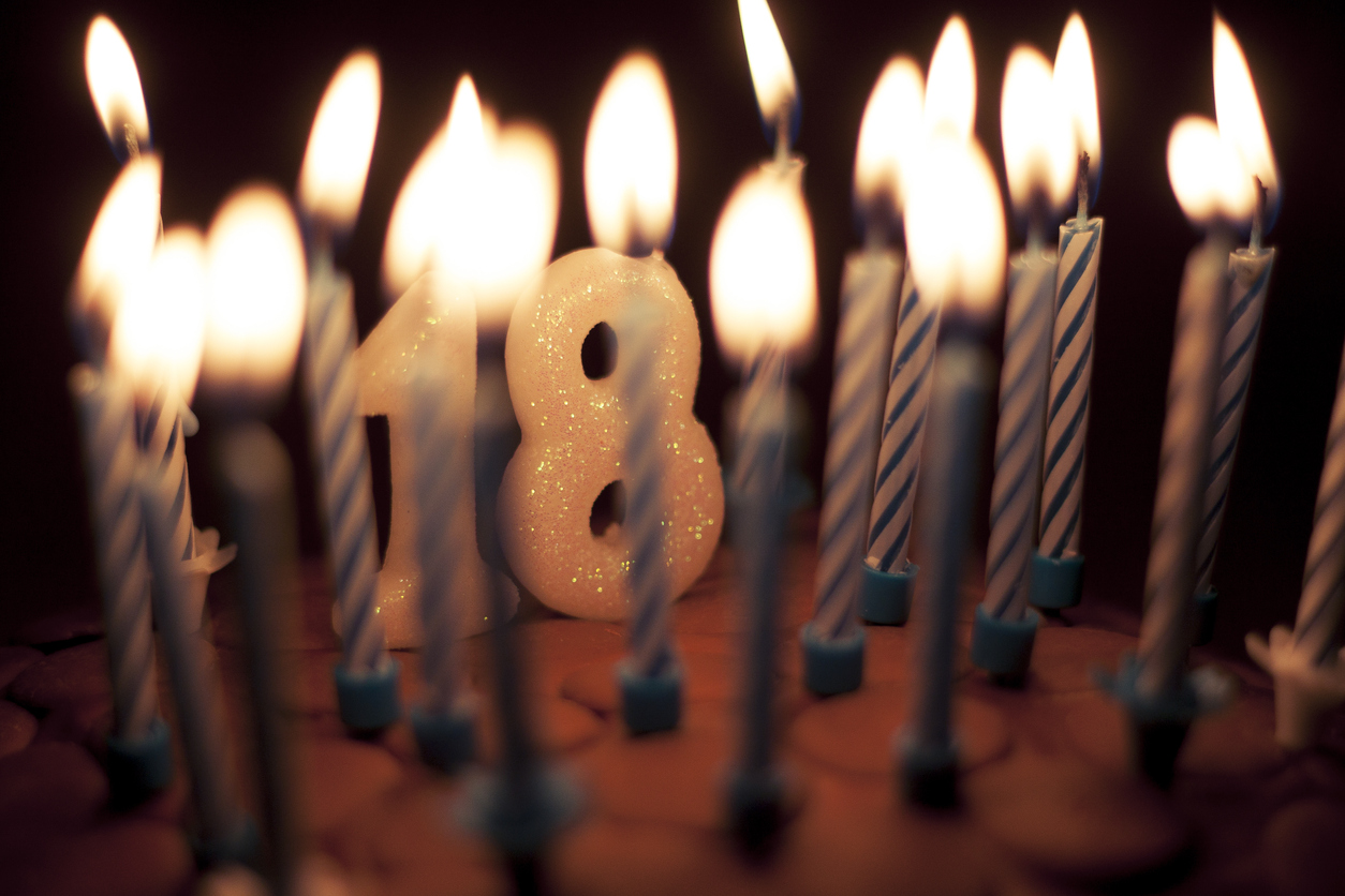 Auguri di buon compleanno per i 18 anni: immagini e frasi per l