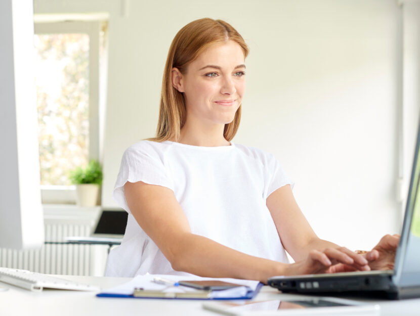 Giovane donna al lavoro in estate