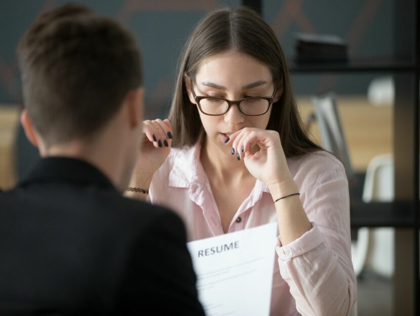 donna al colloquio si mangia le unghie, è in difficoltà, domande spinose al colloquio di lavoro