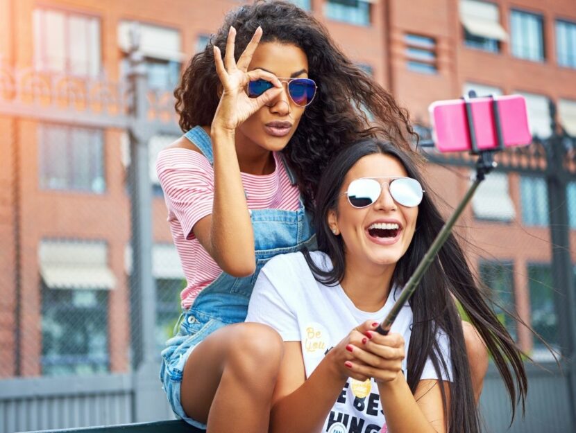 ragazze con selfie stick, fotografie in vacanza