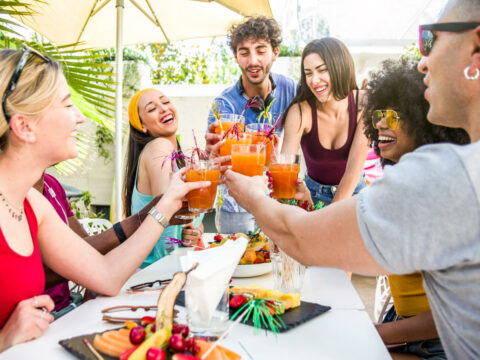 Galateo dell'aperitivo: le buone maniere tra cocktail e stuzzichini