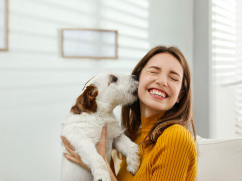 5 cose che puoi insegnare al tuo cucciolo di cane per rafforzare il vostro legame