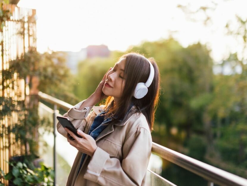 ragazza che si rilassa con smartphone e natura, app sulle emozioni