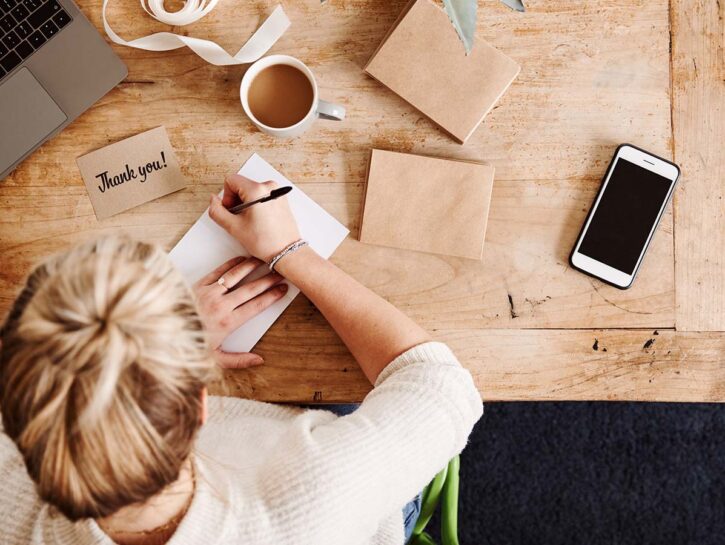 Auguri e congratulazioni: perché scrivere un biglietto a mano è la scelta più elegante