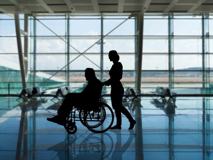 Sedia a rotelle in aereo: gratis ma in stiva