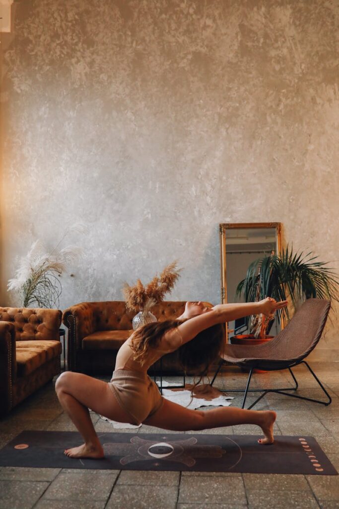 ragazza fa yoga sul tappetino