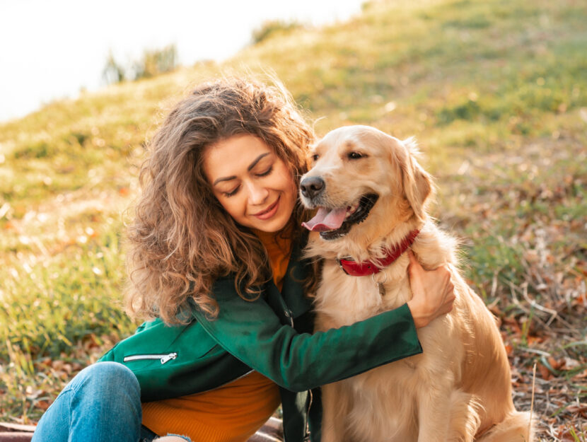 Ragazza con il suo cane